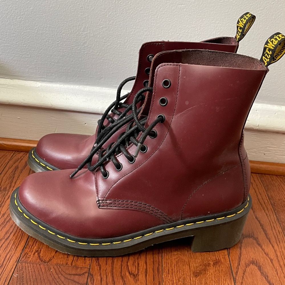 Women Burgundy Dr. Martins with small heel Sz 11